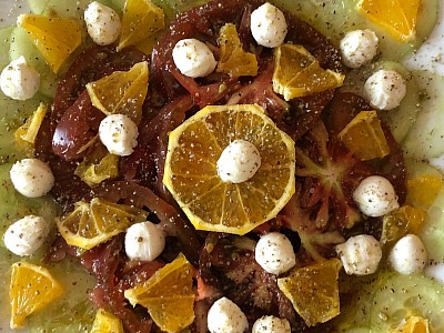 Carpaccio de noire de crimée, concombre, agrumes et ses billes de mozza relevé au Poivre Marron Premium de Penja